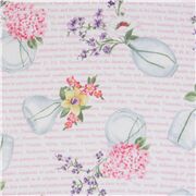 Tissu avec des bouquets de fleurs et avec des vases
