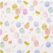 Tissu pastel avec des poussins, des oeufs de P&acirc;ques et de l'herbe